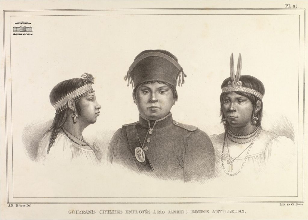 Litografía antigua con los retratos de tres indígenas guaraníes, dos de ellos con diadema de plumas y collares