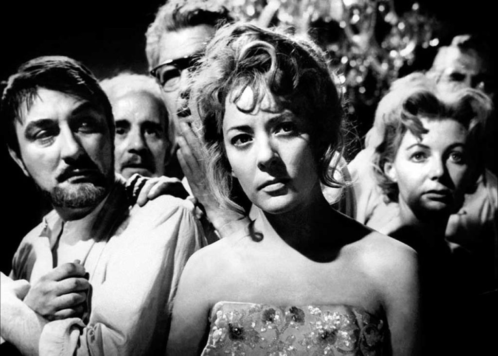  Actor y actrices mexicanas; Luis Beristáin, Silvia Pinal y Patricia Morán, y actores españoles; Augusto Benedico, Enrique García Álvarez y Enrique Rambal, en una fotografía publicitaria para la película El Ángel Exterminador de 1962.